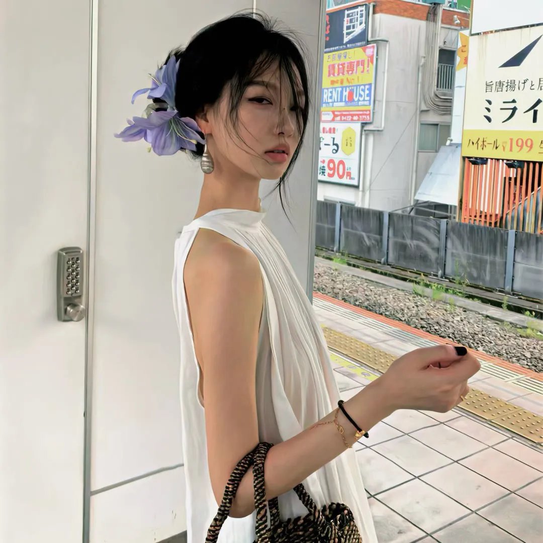 穿黄睡衣的女孩